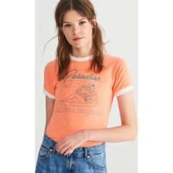 T-shirt z kontrastowymi lamówkami - Pomarańczo. Różowe t-shirty damskie Reserved, s, bez wzorów, z kontrastowym kołnierzykiem. Za 29,99 zł.