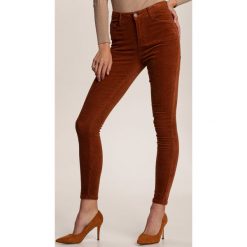 Brązowe Spodnie Sheithia. Pomarańczowe spodnie damskie Renee, bez wzorów. Za 139,99 zł.