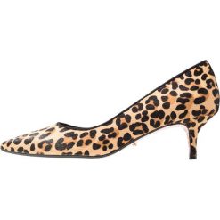 Dune London ALESANDRA Czółenka brown. Pomarańczowe czółenka damskie marki Dune London, bez wzorów, ze skóry ekologicznej, bez obcasa. Za 379,00 zł.