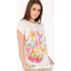 Prążkowany t-shirt z wiosennym nadrukiem. Szare t-shirty damskie Monnari, z nadrukiem, z wiskozy, bez kołnierzyka. Za 42,84 zł.
