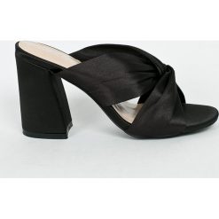 Public Desire - Klapki. Szare klapki damskie marki Public Desire, z materiału, na obcasie. W wyprzedaży za 119,90 zł.