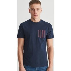 T-shirt z kieszenią - Granatowy. Niebieskie t-shirty męskie Reserved, s, bez wzorów, bez kołnierzyka. W wyprzedaży za 29,99 zł.