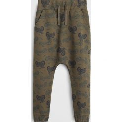 Mango Kids - Spodnie dziecięce Moto 110-164 cm. Żółte spodnie chłopięce Mango Kids, bez wzorów, z bawełny, casualowe, z obniżonym stanem. Za 69,90 zł.