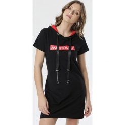 Czarna Tunika Peria. Czarne sukienki damskie Born2be, s, w paski, z dzianiny, z kapturem, z krótkim rękawem, krótkie, mini. Za 69,99 zł.