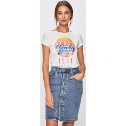 Guess Jeans - Top dziecięcy 118-175 cm. Białe bluzki dziewczęce Guess Jeans, z nadrukiem, z elastanu, z okrągłym kołnierzem, z krótkim rękawem, krótkie, bez kaptura. W wyprzedaży za 69,90 zł.