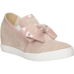 Sneakersy na koturnie z kokardą casu 1973. Różowe koturny damskie Casu, ze skóry. Za 299,99 zł.