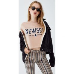 Krótka koszulka z napisem. Różowe bluzki damskie marki Pull&Bear, z napisami, z krótkim rękawem. Za 49,90 zł.