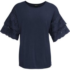 Shirt z rękawami z ażurowym wzorem bonprix ciemnoniebieski. Niebieskie koszulki damskie bonprix, bez wzorów, z okrągłym kołnierzem. Za 49,99 zł.