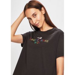 Levi's - T-shirt. Czarne bluzki damskie Levi's®, s, z nadrukiem, z bawełny, z okrągłym kołnierzem. W wyprzedaży za 69,90 zł.