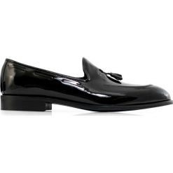 Czarne lakierowane wsuwane buty męskie - tassel loafers T148. Czarne buty wizytowe męskie Modini Moda Męska, ze skóry, klasyczne. W wyprzedaży za 269,10 zł.