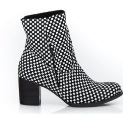 Botki na słupku z wywijaną cholewką - skóra naturalna - model 454 - kolor czarna szachownica. Czarne botki damskie Zapato, na wiosnę, ze skóry, eleganckie, za kostkę, na wysokim obcasie, na obcasie, na zamek. Za 399,00 zł.