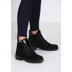 Czarne Zamszowe Botki Heart Shaker. Czarne botki damskie Multu, z zamszu, bez obcasa, na płaskiej podeszwie, bez zapięcia. Za 59,99 zł.