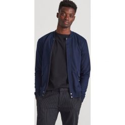 Rozpinana bluza ze stójką - Granatowy. Niebieskie bluzy męskie Reserved, s, bez wzorów, ze stójką, bez rękawów, bez kaptura. Za 139,99 zł.