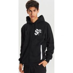 Bluza z nadrukiem all over - Czarny. Czarne bluzy męskie Cropp, s, z nadrukiem, bez kołnierzyka, bez rękawów, bez kaptura. Za 139,99 zł.