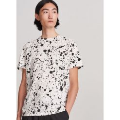 Wzorzysty T-shirt - Kremowy. Białe t-shirty męskie Reserved, s. W wyprzedaży za 29,99 zł.