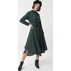 Ciemnozielona Sukienka Adlington. Zielone sukienki damskie Born2be, s, w paski, z tkaniny, eleganckie, z klasycznym kołnierzykiem, bez rękawów, długie, midi, asymetryczne. Za 159,99 zł.