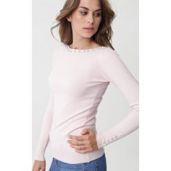 Jasnoróżowy Sweter Sinéad. Różowe swetry damskie Born2be, s, bez wzorów, klasyczne, z długim rękawem, długie, bez kaptura. Za 69,99 zł.