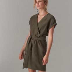Kopertowa sukienka Mohito Cares - Khaki. Brązowe sukienki damskie Mohito, bez wzorów, bez kołnierzyka, bez rękawów, kopertowe. Za 179,99 zł.