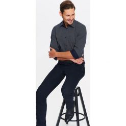 KOSZULA MĘSKA ELEGANCKA Z DROBNYM WZOREM I KOŁNIERZEM TYPU SEMI SPREAD O DOPASOWANYM KROJU. Szare koszule męskie Top Secret, na zimę, m, bez wzorów, eleganckie, bez kołnierzyka, bez rękawów. W wyprzedaży za 39,99 zł.