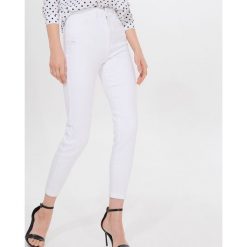 Jeansy skinny z wysokim stanem - Biały. Białe jeansy damskie Mohito, bez wzorów, z jeansu, z podwyższonym stanem. Za 119,99 zł.