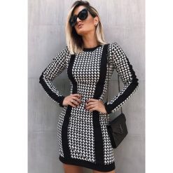Sukienka LORINA. Czarne sukienki damskie Sukienka LORINA, s, bez wzorów, bez kołnierzyka, bez rękawów. W wyprzedaży za 79,00 zł.