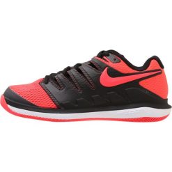 Nike Performance AIR ZOOM VAPOR X HC Obuwie do tenisa Outdoor black/solar red white. Czarne buty trekkingowe damskie marki Nike Performance, z materiału, na golfa. W wyprzedaży za 353,40 zł.