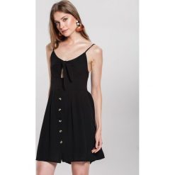 Czarna Sukienka Undersel. Czarne sukienki damskie other, na lato, s, bez wzorów, bez kołnierzyka, bez rękawów, mini. Za 79,99 zł.