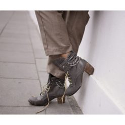 Botki - skóra naturalna - model 451 - kolor szary. Szare botki damskie Zapato, na zimę, ze skóry, eleganckie, za kostkę, na wysokim obcasie, na obcasie, na sznurówki. W wyprzedaży za 299,25 zł.