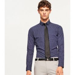 Koszula super slim fit z mikroprintem - Granatowy. Niebieskie koszule męskie Reserved, s, bez wzorów, bez kołnierzyka, bez rękawów. Za 99,99 zł.
