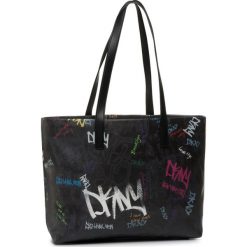 Torebka DKNY R93AN972. Czarne torebki klasyczne damskie DKNY, bez wzorów, na ramię, bez dodatków. Za 849,00 zł.