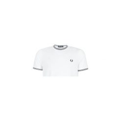 T-shirty z krótkim rękawem Fred Perry TWIN TIPPED T-SHIRT. Białe t-shirty męskie Fred Perry, s, bez wzorów, bez kołnierzyka, krótkie. Za 224,10 zł.