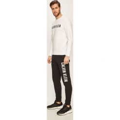 Calvin Klein Performance - Spodnie. Żółte spodnie męskie Calvin Klein Performance, na co dzień, xl, z nadrukiem, z bawełny, sportowe. Za 329,90 zł.
