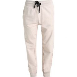 Spodnie dresowe damskie: Ivy Park LOGO JOGGER Spodnie treningowe oatmeal
