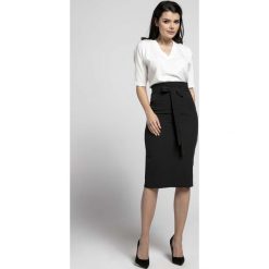 Czarna Elegancka Ołówkowa Spódnica z Ozdobną Kokardą. Czarne spódniczki damskie Molly.pl, do pracy, s, bez wzorów, eleganckie, z podwyższonym stanem, midi, ołówkowe. Za 112,90 zł.