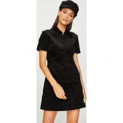 Calvin Klein Jeans - Sukienka. Czarne sukienki damskie dzianinowe marki Calvin Klein Jeans, na co dzień, s, casualowe, z krótkim rękawem, krótkie, mini, proste. W wyprzedaży za 359,90 zł.