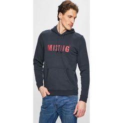 Mustang - Bluza. Niebieskie bluzy męskie Mustang, s, z nadrukiem, z bawełny, z kapturem, bez rękawów, z kapturem. W wyprzedaży za 159,90 zł.