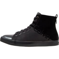 Calvin Klein Jeans Sneakersy wysokie black. Czarne trampki męskie Calvin Klein Jeans, bez wzorów, z jeansu, bez zapięcia. W wyprzedaży za 415,20 zł.