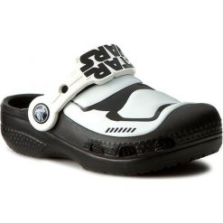 Klapki CROCS - Cc Stormtrooper Clog 203531 Multi. Czarne sandały chłopięce marki Crocs, z tworzywa sztucznego, bez zapięcia. W wyprzedaży za 139,00 zł.