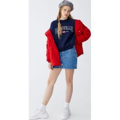Granatowa bluza college z haftem. Zielone bluzy damskie marki Pull&Bear, z haftami, bez rękawów, bez kaptura. Za 89,90 zł.