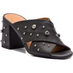 Klapki SEE BY CHLOÉ - SB31089B Nappa Matt 999 Nero/Strass. Czarne klapki damskie See by Chloé, z aplikacjami, ze skóry, bez obcasa, na obcasie. W wyprzedaży za 789,00 zł.