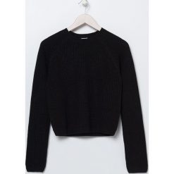 Gładki sweter o krótszym kroju - Czarny. Czarne swetry damskie Sinsay, s, bez wzorów, z krótkim rękawem, krótkie, bez kaptura. Za 39,99 zł.
