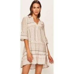 Vero Moda - Sukienka. Białe sukienki damskie Vero Moda, na co dzień, s, bez wzorów, z bawełny, casualowe, bez kołnierzyka, bez rękawów, mini, rozkloszowane. W wyprzedaży za 119,90 zł.