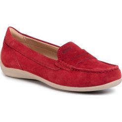 Mokasyny GEOX - D Yuki B D0255B 00022 C7000 Red. Czerwone mokasyny damskie Geox, na co dzień, bez wzorów, z zamszu, bez obcasa, na płaskiej podeszwie, bez zapięcia. W wyprzedaży za 279,00 zł.