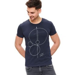 T-SHIRT Z NADRUKIEM. Niebieskie t-shirty męskie marki Top Secret, na lato, xxl, z nadrukiem, z dzianiny, klasyczne, z klasycznym kołnierzykiem, krótkie. Za 39,99 zł.