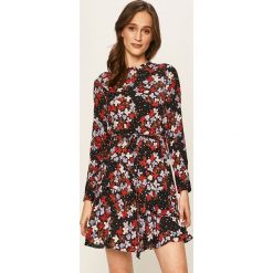 Vero Moda - Sukienka. Zielone sukienki damskie Vero Moda, na co dzień, s, w kwiaty, z wiskozy, casualowe, z okrągłym kołnierzem, z długim rękawem, długie, mini, rozkloszowane. W wyprzedaży za 99,90 zł.