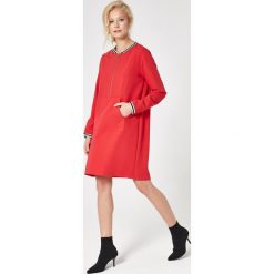 Sukienka sportowa trapezowa czerwona - xl. Czerwone sukienki damskie e-margeritka.pl, na co dzień, xl, bez wzorów, z poliesteru, sportowe, z kontrastowym kołnierzykiem, z długim rękawem, długie, maxi, proste. Za 178,99 zł.