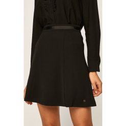 Tommy Hilfiger - Spódnica. Czarne spódniczki damskie TOMMY HILFIGER, na co dzień, bez wzorów, z poliesteru, casualowe, mini, rozkloszowane. Za 539,90 zł.