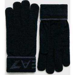 EA7 Emporio Armani - Rękawiczki. Szare rękawiczki męskie EA7 Emporio Armani, bez wzorów, z dzianiny. W wyprzedaży za 139,90 zł.