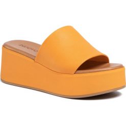 Klapki INUOVO - 602007 Orange. Pomarańczowe klapki damskie Inuovo, bez wzorów, ze skóry, bez obcasa, na koturnie. W wyprzedaży za 209,00 zł.