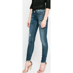Guess Jeans - Jeansy. Niebieskie rurki damskie marki Guess Jeans, z aplikacjami, z elastanu, z obniżonym stanem. W wyprzedaży za 449,90 zł.
